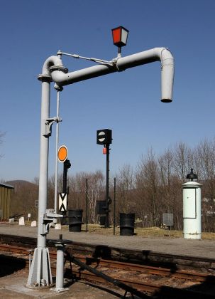 Eisenbahnmuseum Schwarzenberg - der Wasserkran vor Signalen und einem Läutewerk