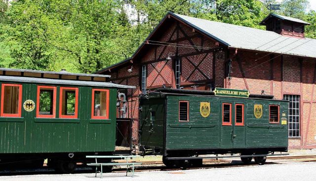Das Sächsische Schmalspurbahn-Museum Rittersgrün - ein historischer Personenwagen und der Kaiserliche Postwagen vor dem Lokschuppen Das Sächsische Schmalspurbahn-Museum Rittersgrün - ein historischer Personenwagen und der Kaiserliche Postwagen vor dem Lokschuppen
