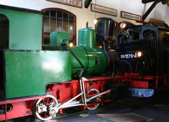 Das Sächsische Schmalspurbahn-Museum Rittersgrün - die Sächsische IV K 99 1579 und die O & K 1162 'Laubfrosch' von 1903 Das Sächsische Schmalspurbahn-Museum Rittersgrün - die Sächsische IV K 99 1579 und die O & K 1162 'Laubfrosch' von 1903