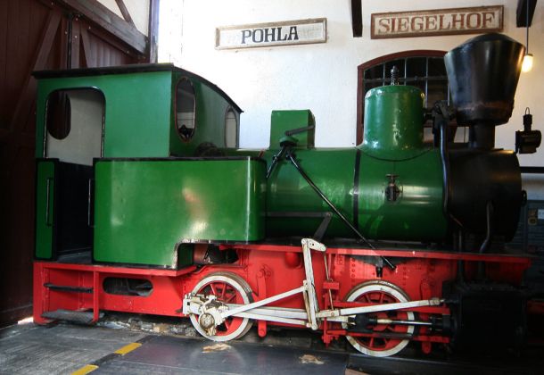Das Sächsische Schmalspurbahn-Museum Rittersgrün - die Dampflok O & K 1162 'Laubfrosch' von 1903 im Lokschuppen Das Sächsische Schmalspurbahn-Museum Rittersgrün - die Dampflok O & K 1162 'Laubfrosch' von 1903 im Lokschuppen
