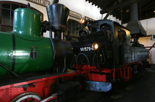 Das Sächsische Schmalspurbahn-Museum Rittersgrün - die Sächsische IV K 99 1579 und die O & K 1162 'Laubfrosch' von 1903 im Lokschuppen Das Sächsische Schmalspurbahn-Museum Rittersgrün - die Sächsische IV K 99 1579 und die O & K 1162 'Laubfrosch' von 1903 im Lokschuppen