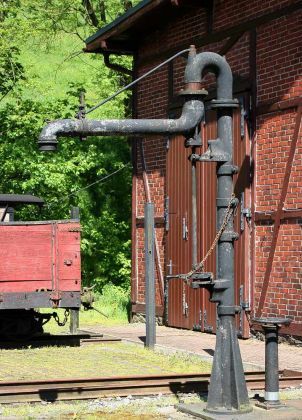 Das Sächsische Schmalspurbahn-Museum Rittersgrün - der historische Wasserkran vor dem Lokschuppen Das Sächsische Schmalspurbahn-Museum Rittersgrün - der historische Wasserkran vor dem Lokschuppen