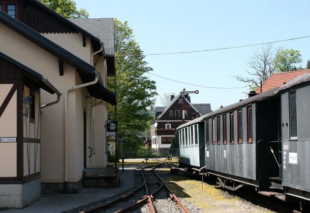 Das Sächsische Schmalspurbahn-Museum Rittersgrün - Personenwagen am Empfangsgebäude Das Sächsische Schmalspurbahn-Museum Rittersgrün - Personenwagen am Empfangsgebäude
