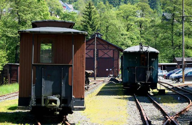 Das Sächsische Schmalspurbahn-Museum Rittersgrün - historische Personenwagen vor dem Lokschuppen Das Sächsische Schmalspurbahn-Museum Rittersgrün - historische Personenwagen vor dem Lokschuppen