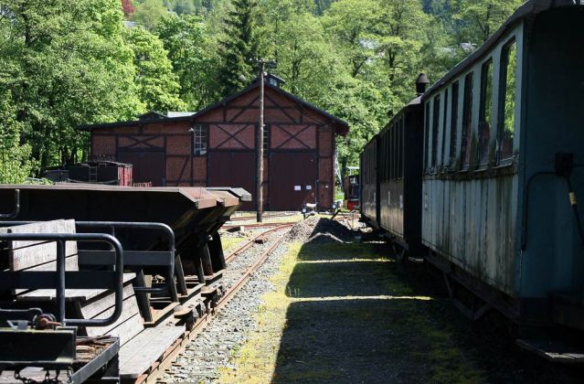 Das Sächsische Schmalspurbahn-Museum Rittersgrün - historische Waggons vor dem Lokschuppen Das Sächsische Schmalspurbahn-Museum Rittersgrün - historische Waggons vor dem Lokschuppen
