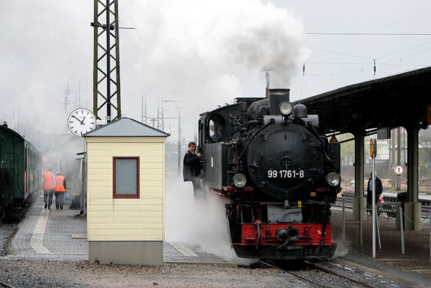 Lössnitzgrund-Bahn - die Schmalspur-Dampflok 99 1761 auf Rangierfahrt im Bahnhofs-Gelände von Radebeul-Ost