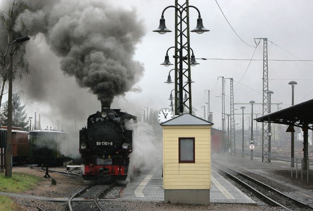 Lössnitzgrund-Bahn - die Schmalspur-Dampflok 99 1761 startet mit einem Personenzug in Richtung Lössnitzgrund