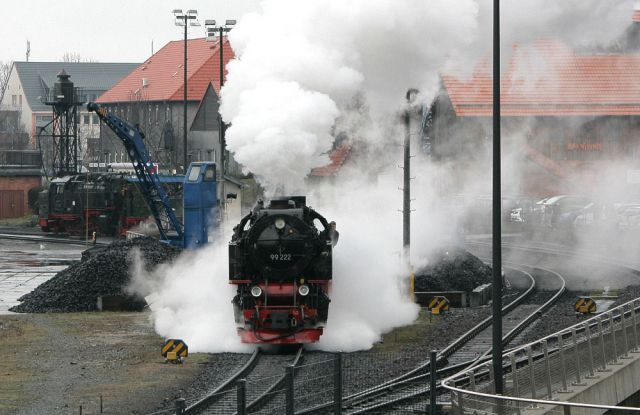 Die Einheits-Lokomotive 99 222 bei der Lokbehandlung in Wernigerode