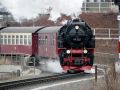 Die Einheits-Lokomotive 99 222 verlässt den Dampfbahnhof Wernigerode mit einem Zug der Brockenbahn