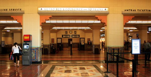 Fahrkarten-Schalter an der Haupthalle des Bahnhofs Union Station, Los Angeles Fahrkarten-Schalter an der Haupthalle des Bahnhofs Union Station, Los Angeles