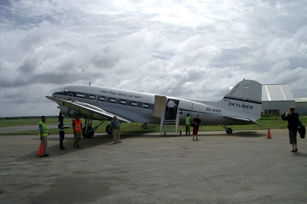 Die Douglas DC 3 Skyliner von Peau Vava'u Air des Baujahres 1949 auf dem Domestic Airport von Tongatapu im Königreich Tonga Die Douglas DC 3 Skyliner von Peau Vava'u Air des Baujahres 1949 auf dem Domestic Airport von Tongatapu im Königreich Tonga