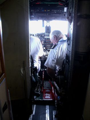 Ein Blick in das Cockpit mit den Piloten der Douglas DC 3 Skyliner von Peau Vava'u Air des Baujahres 1949 im Königreich Tonga Ein Blick in das Cockpit mit den Piloten der Douglas DC 3 Skyliner von Peau Vava'u Air des Baujahres 1949 im Königreich Tonga