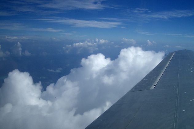 Über der Südsee im Königreich Tonga mit der Douglas DC 3 Skyliner von Peau Vava'u Air des Baujahres 1949 Über der Südsee im Königreich Tonga mit der Douglas DC 3 Skyliner von Peau Vava'u Air des Baujahres 1949