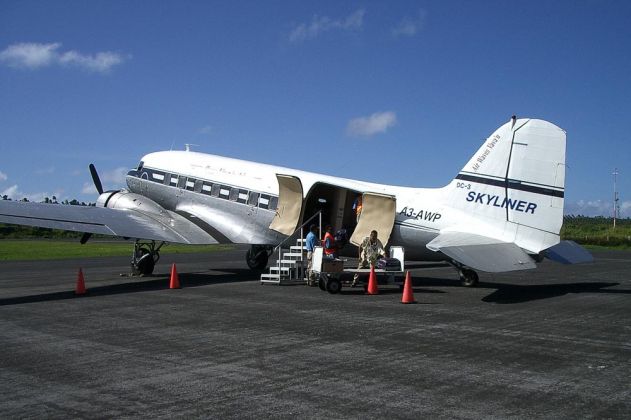 Die Douglas DC 3 Skyliner von Peau Vava'u Air des Baujahres 1949 - die Reisegepäck-Verladung Die Douglas DC 3 Skyliner von Peau Vava'u Air des Baujahres 1949 - die Reisegepäck-Verladung