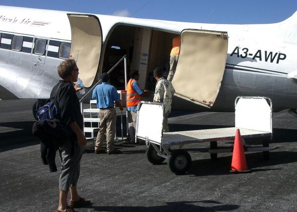 Die Douglas DC 3 Skyliner von Peau Vava'u Air des Baujahres 1949 -die Reisegepäck-Verladung Die Douglas DC 3 Skyliner von Peau Vava'u Air des Baujahres 1949 -die Reisegepäck-Verladung