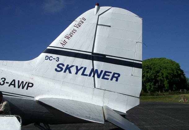 Die Douglas DC 3 Skyliner von Peau Vava'u Air des Baujahres 1949 - das Heckleitwerk mit Höhen- und Seitenruder Die Douglas DC 3 Skyliner von Peau Vava'u Air des Baujahres 1949 - das Heckleitwerk mit Höhen- und Seitenruder
