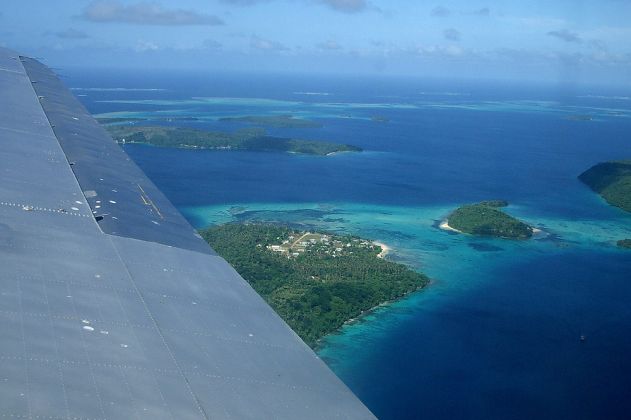 Über der Südsee im Königreich Tonga - der Anflug auf den Lupepau'u Airport von Neiafu im Archipel Vava'u mit der Douglas DC 3 Skyliner von Peau Vava'u Air Über der Südsee im Königreich Tonga - der Anflug auf den Lupepau'u Airport von Neiafu im Archipel Vava'u mit der Douglas DC 3 Skyliner von Peau Vava'u Air