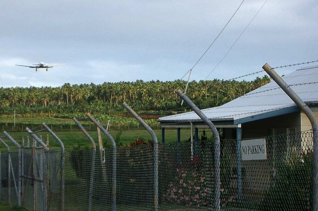 Die Douglas DC 3 Skyliner von Peau Vava'u Air im Anflug auf den Lupepau'u Airport von Neiafu im Archipel Vava'u Die Douglas DC 3 Skyliner von Peau Vava'u Air im Anflug auf den Lupepau'u Airport von Neiafu im Archipel Vava'u