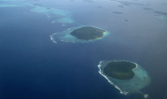 Über der Südsee im Königreich Tonga mit der Douglas DC 3 Skyliner von Peau Vava'u Air des Baujahres 1949 Über der Südsee im Königreich Tonga mit der Douglas DC 3 Skyliner von Peau Vava'u Air des Baujahres 1949