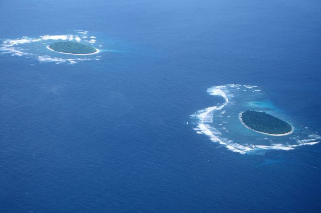 Über der Südsee im Königreich Tonga mit der Douglas DC 3 Skyliner von Peau Vava'u Air des Baujahres 1949 Über der Südsee im Königreich Tonga mit der Douglas DC 3 Skyliner von Peau Vava'u Air des Baujahres 1949