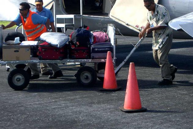 Die Douglas DC 3 Skyliner von Peau Vava'u Air des Baujahres 1949 -die Reisegepäck-Verladung Die Douglas DC 3 Skyliner von Peau Vava'u Air des Baujahres 1949 -die Reisegepäck-Verladung