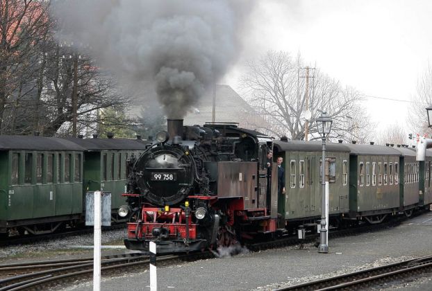 Die Zittau-Oybin-Jonsdorfer-Eisenbahn - Abfahrt des Dampfzuges mit der 99 758 aus Bertsdorf nach Jonsdorf