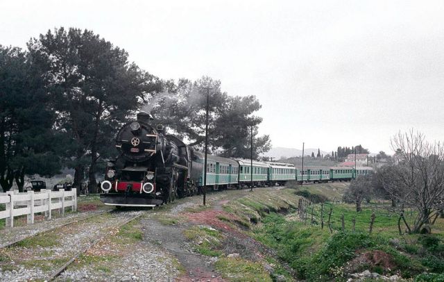 Ein Dampfzug mit der historischen türkischen Dampflok 56 548 des Baujahres 1943 - Eisenbahnmuseum Çamlık nahe Selçuk südlich von Izmir