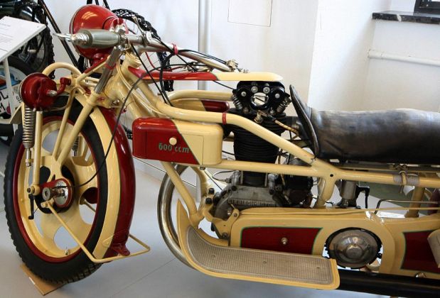 Böhmerland-Motorrad, die 'Wilde Bank', Baujahr 1927 - das längste Serien-Motorrad der Welt  - Verkehrsmuseum Dresden