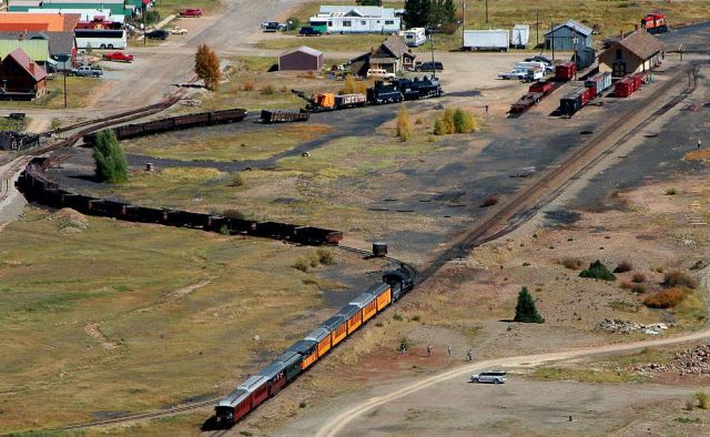 Der Dampfzug der Durango & Silverton Narrow Gauge Rail Road mit der Dampflok 486 'Iron Horse' am Silverton Depot - ein Blick vom Million Dollar Highway Der Dampfzug der Durango & Silverton Narrow Gauge Rail Road mit der Dampflok 486 'Iron Horse' am Silverton Depot - ein Blick vom Million Dollar Highway