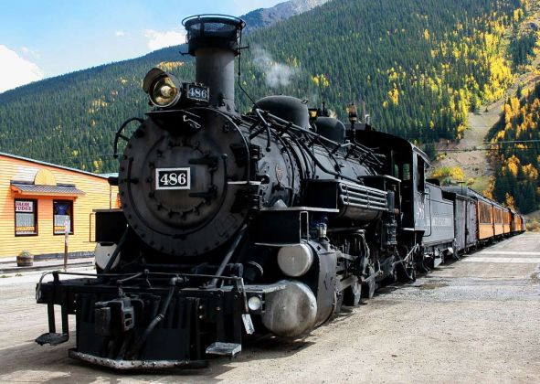 Die historische Schmalspur-Dampflokomotive 486 der Klasse K-36 'Mikado' des Baujahres 1925 hält in der Stadtmitte von Silverton Die historische Schmalspur-Dampflokomotive 486 der Klasse K-36 'Mikado' des Baujahres 1925 hält in der Stadtmitte von Silverton