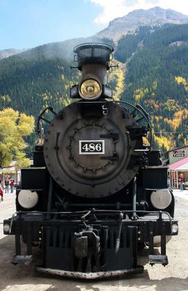 Die historische Schmalspur-Dampflokomotive 486 der Klasse K-36 'Mikado' des Baujahres 1925 hält in der Stadtmitte von Silverton Die historische Schmalspur-Dampflokomotive 486 der Klasse K-36 'Mikado' des Baujahres 1925 hält in der Stadtmitte von Silverton