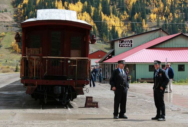 Durango and Silverton Rail Road - Der gerade angekommene Zug hält in der Stadtmitte von Silverton Durango and Silverton Rail Road - Der gerade angekommene Zug hält in der Stadtmitte von Silverton