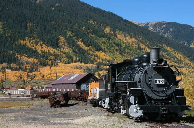 Freight Yard mit Baldwin Locomotive No. 493, Baujahr 1902 - Durango & Silverton Narrow Gauge Railroad Museum - Silverton, Colorado Freight Yard mit Baldwin Locomotive No. 493, Baujahr 1902 - Durango & Silverton Narrow Gauge Railroad Museum - Silverton, Colorado