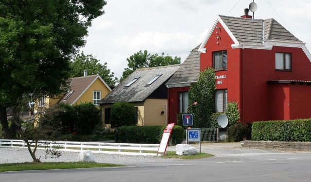 Klintholm Havn auf Møn - der Thyravej, die Hauptstrasse am Hafen Klintholm Havn auf Møn - der Thyravej, die Hauptstrasse am Hafen