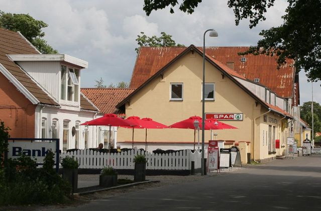 Klintholm Havn auf Møn - der Thyravej, die Hauptstrasse am Hafen Klintholm Havn auf Møn - der Thyravej, die Hauptstrasse am Hafen