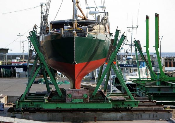 Klintholm Havn auf Møn - Schiffsreparaturen am Klintholm Havneplads Klintholm Havn auf Møn - Schiffsreparaturen am Klintholm Havneplads