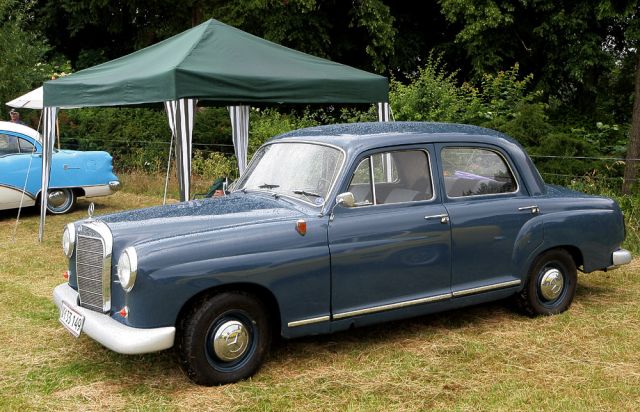 Die Seitenansicht des Mercedes Benz 180 'Ponton' - Baureihe W 120, die zweite Ausführung der Bauzeit 1959 bis 1962 Die Seitenansicht des Mercedes Benz 180 'Ponton' - Baureihe W 120, die zweite Ausführung der Bauzeit 1959 bis 1962