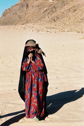 Die Wüste auf der Halbinsel Sinai in Ägypten - eine Beduinenfrau nahe der Oase Ain Hudra