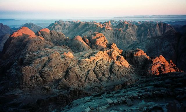 Sonnenaufgang über dem Sinai, beobachtet auf dem Gipfel des Moseberges Mt. Sinai