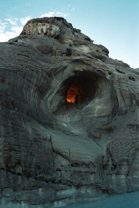 Ein Felsloch in der Wüste Sinai - Halbinsel Sinai in Ägypten