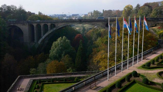 Parc de la  Pétrusse mit der Pont Adolphe - Luxemburg Stadt - Stad Lëtzebuerg - Ville de Luxembourg