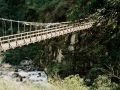 Sikkim, Trekking im Himalaya - landestypische Hängebrücke auf dem Djongri Trail