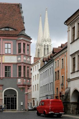 Die alte Ratsapotheke am Untermarkt mit den Zwillingstürmen der Peterskirche - Görlitz Die alte Ratsapotheke am Untermarkt mit den Zwillingstürmen der Peterskirche - Görlitz