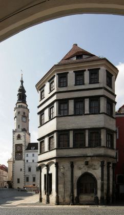 Der Rathausturm mit einem Teil des Untermarktes in Görlitz
