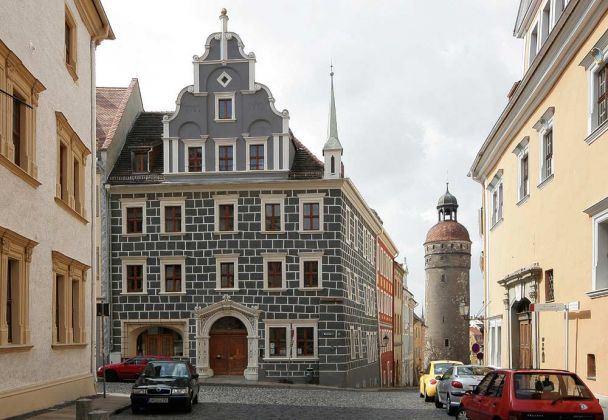 Der Platz bei der Peterskirche mit dem Nikolaiturm - Görlitz an der Neisse Der Platz bei der Peterskirche mit dem Nikolaiturm - Görlitz an der Neisse