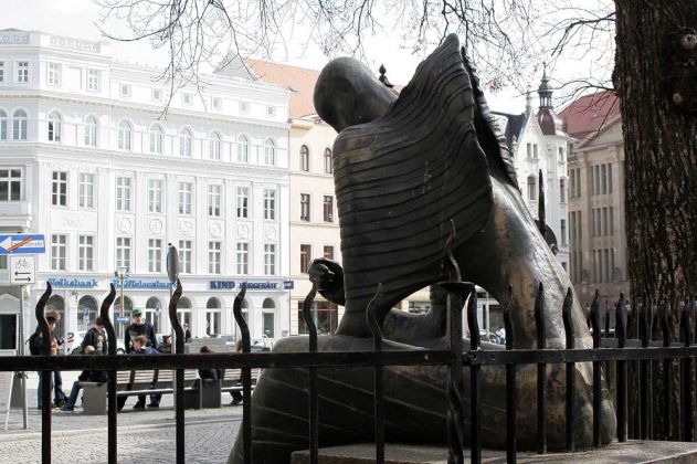 Skulptur auf dem Demianplatz - Görlitz an der Neisse Skulptur auf dem Demianplatz - Görlitz an der Neisse