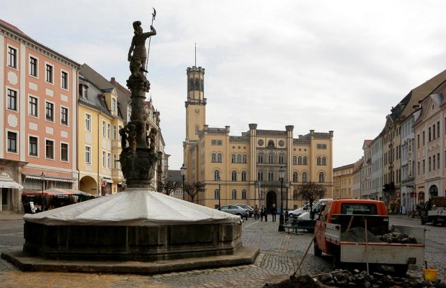 Zittau  - der Marktplatz mit dem Mars- oder Rolandbrunnen und dem Rathaus