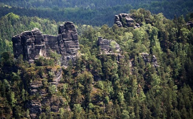 Elbsandsteingebirge - die Bastei in der Sächsischen Schweiz, links der Felsen 'die Lokomotive'