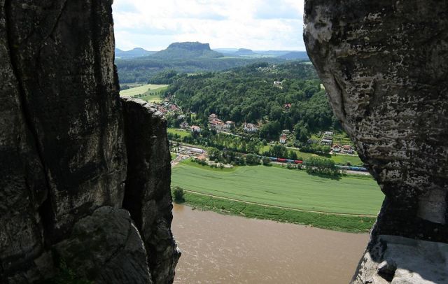 Elbsandsteingebirge - Bastei,  ein Durchblick von der Basteibrücke auf die Elbe und den Kurort Rathen