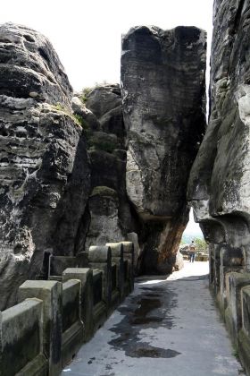 Elbsandsteingebirge - die Bastei,  ein schmaler Fels-Durchgang auf der Basteibrücke 